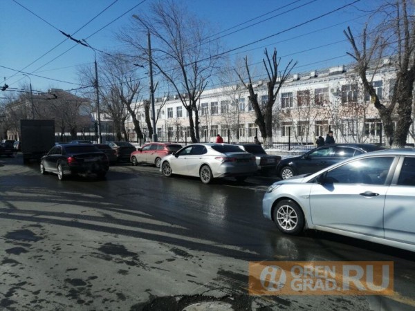 Родители оренбургских школьников создают пробки и паркуют машины на газонах