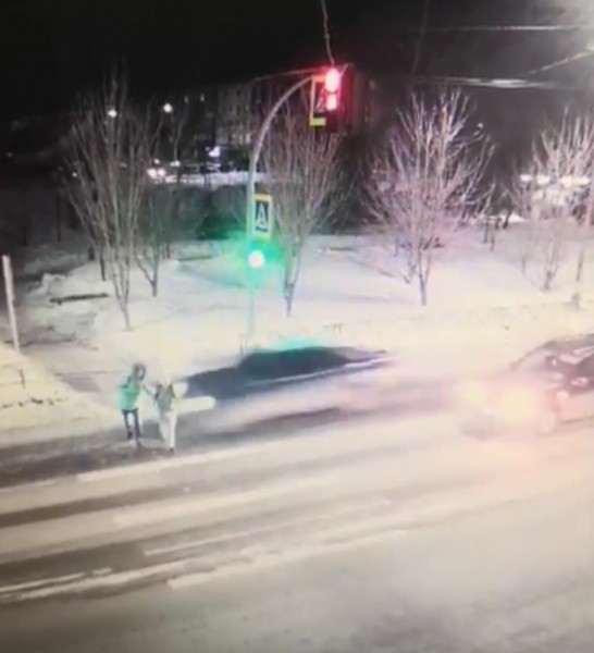 В Бузулуке на бешеной скорости Mercedes-Benz сбил женщину, которая шла с ребенком (18+)