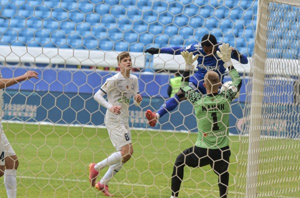 ФК "Оренбург" обыграл КАМАЗ со счетом 2:0 на стадионе в Самаре