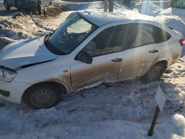 В Тоцком водитель "Тойоты" не уступил дорогу и протаранил "Ладу Гранту"