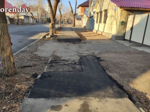 В Оренбурге на ул. Степана Разина из-за луж на кривых тротуарах не выйти из дворов