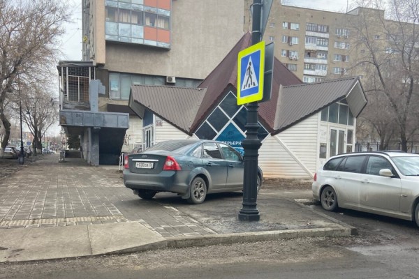 &ldquo;Чудаки на дороге&rdquo;. Парковка на тротуаре в центре города
