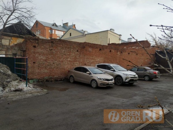 В центре Оренбурга стены старинных домов в любой момент могут рухнуть на людей