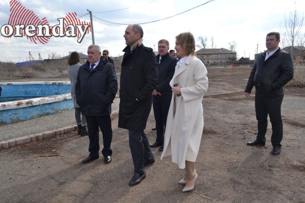 В Соль-Илецке перед приездом Дениса Паслера вычищали центр города и мыли асфальт