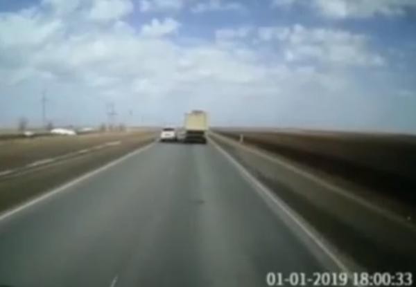 
Полиция задержала водителя Lada Granta, по вине которого на трассе под Орском перевернулась фура с металлоломом (видео)        