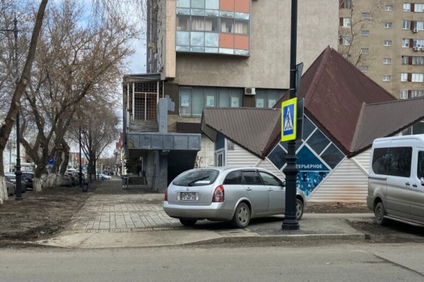 &ldquo;Чудаки на дороге&rdquo;. Парковка на тротуаре в центре города