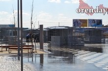 В Соль-Илецке перед приездом Дениса Паслера вычищали центр города и мыли асфальт