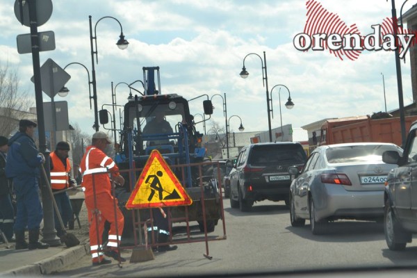 В Соль-Илецке перед приездом Дениса Паслера вычищали центр города и мыли асфальт