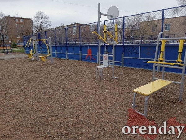 В Оренбурге третий год никому нет дела до проблем благоустроенного двора В Оренбурге третий год никому нет дела до проблем благоустроенного двора