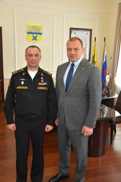 Сергей Салмин встретился с Героем России, командиром подводной лодки «Оренбург» Эдуардом Слепченко Сергей Салмин встретился с Героем России, командиром подводной лодки «Оренбург» Эдуардом Слепченко