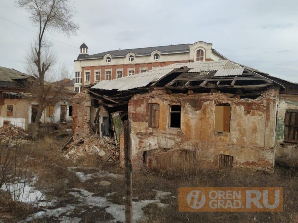 В центре Оренбурга стены старинных домов в любой момент могут рухнуть на людей