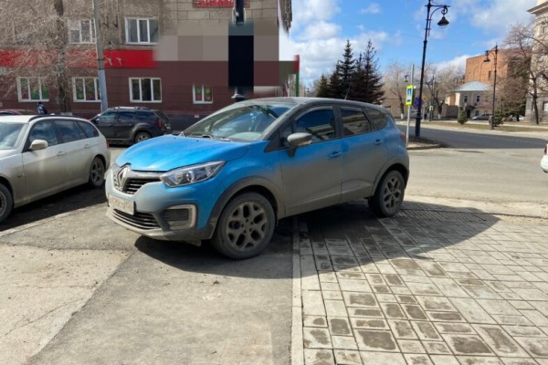 &ldquo;Чудаки на дороге&rdquo;. Парковка на тротуаре в центре города