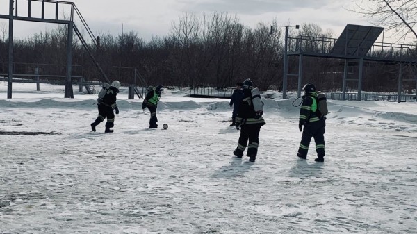 Оренбургские пожарные сыграли в футбол в полной экипировке Оренбургские пожарные сыграли в футбол в полной экипировке