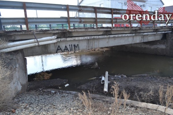 В Соль-Илецке перед приездом Дениса Паслера вычищали центр города и мыли асфальт