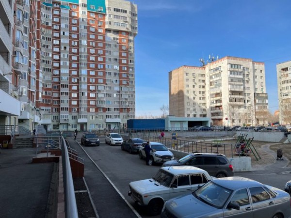 А что вместо парковки? Жители многоэтажек на проспекте Победы обеспокоены строительством новой дороги под окнами