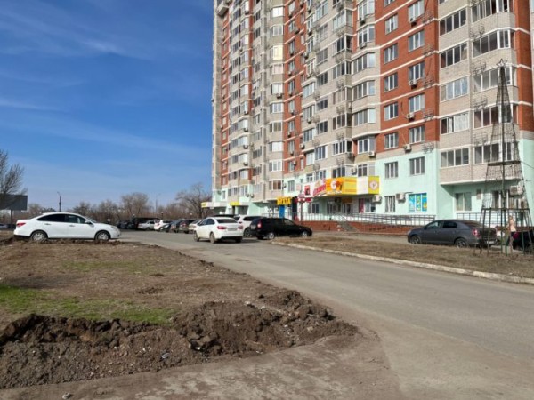 А что вместо парковки? Жители многоэтажек на проспекте Победы обеспокоены строительством новой дороги под окнами