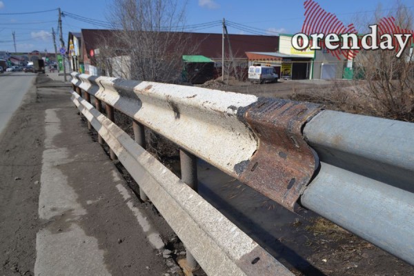 В Соль-Илецке перед приездом Дениса Паслера вычищали центр города и мыли асфальт