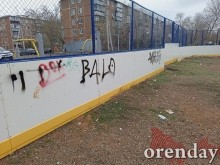 В Оренбурге третий год никому нет дела до проблем благоустроенного двора В Оренбурге третий год никому нет дела до проблем благоустроенного двора