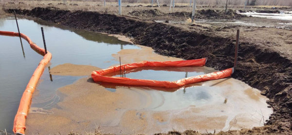 После разгерметизации нефтепровода «Газпромнефти» почва так и остается загрязнённой После разгерметизации нефтепровода «Газпромнефти» почва так и остается загрязнённой