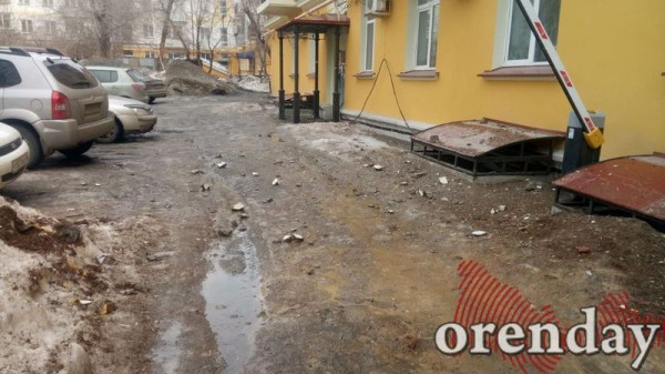 В Оренбурге с домов на ул. Богдана Хмельницкого осыпается штукатурка