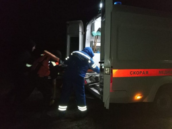 В Соль-Илецком районе больному мужчине потребовалась помощь спасателей на лодках