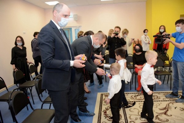 Денис Паслер и Сергей Салмин посетили открывшиеся новые сад и школу в Оренбурге