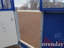 В Оренбурге третий год никому нет дела до проблем благоустроенного двора В Оренбурге третий год никому нет дела до проблем благоустроенного двора