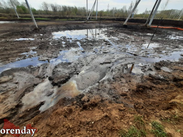 После разгерметизации нефтепровода «Газпромнефти» почва так и остается загрязнённой После разгерметизации нефтепровода «Газпромнефти» почва так и остается загрязнённой
