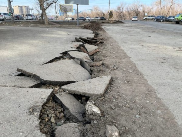 А что вместо парковки? Жители многоэтажек на проспекте Победы обеспокоены строительством новой дороги под окнами