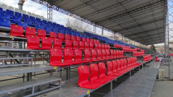 Работы по установке трибун к 9 Мая на площади им. Ленина в Оренбурге идут по графику