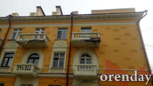 В Оренбурге с домов на ул. Богдана Хмельницкого осыпается штукатурка
