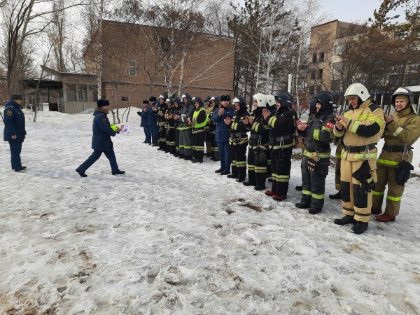 Оренбургские пожарные сыграли в футбол в полной экипировке Оренбургские пожарные сыграли в футбол в полной экипировке