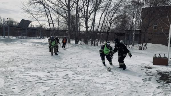 Оренбургские пожарные сыграли в футбол в полной экипировке Оренбургские пожарные сыграли в футбол в полной экипировке