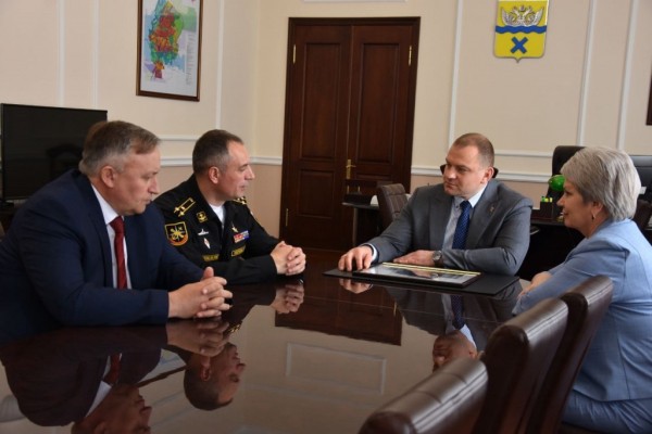 Сергей Салмин встретился с Героем России, командиром подводной лодки «Оренбург» Эдуардом Слепченко Сергей Салмин встретился с Героем России, командиром подводной лодки «Оренбург» Эдуардом Слепченко