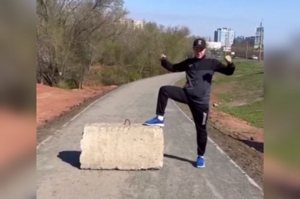 
В парке «Березка» Оренбурга на беговой дорожке установили бетонный блок        